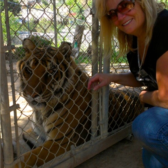 Animal Lovers Wear This Unique One of A Kind Hand Painted Shirt - Picture 10 of 11